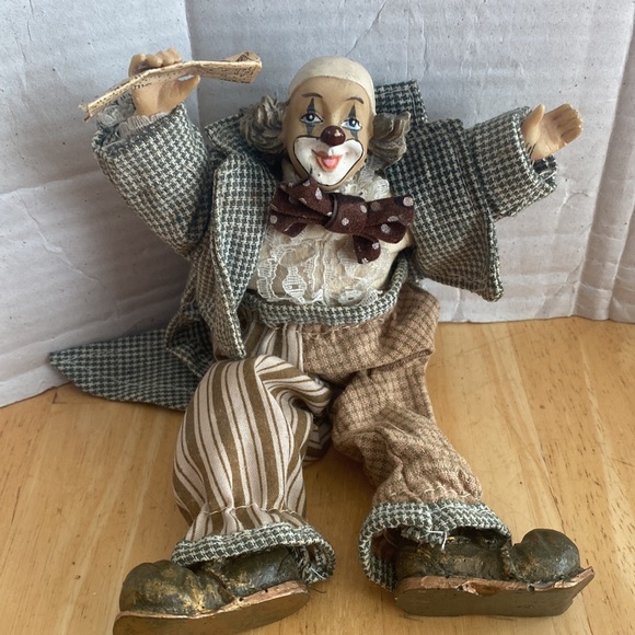 Clown figurine with bendable legs. - Picture 3 of 7